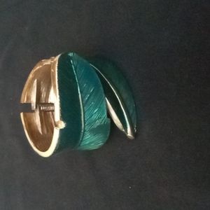 Unique leaf shaped bracelet with hidge